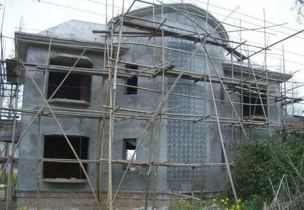 分享：網友自建二層小別墅，3個半圓外飄陽臺的特殊造型成亮點！