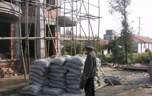 分享：網友自建二層小別墅，3個半圓外飄陽臺的特殊造型成亮點！